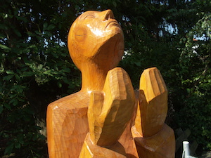 Der Vaterunser-Meditationsweg gehört seit über 15 Jahren unabtrennbar zum Kloster Höchst. Im Bild die Skulptur der zweiten Station ('Geheiligt werde dein Name'). - Archivfoto: Bernhard Bergmann