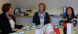 Ulrike Scherf (links) im Gespräch mit Angela Wenzl und Birgit Wölfelschneider (rechts).
- Foto: Bernhard Bergmann