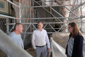 Baubesprechung vor verpacktem Altar und Kruzifix: (von links) Hermann Trenschel vom Bauausschuss, Architekt Florian Lang und Pfarrerin Christina Meyer. - Foto: Bernhard Bergmann