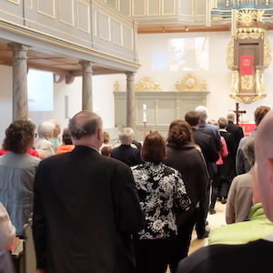 Feierlicher Wiedereinzug mit Altarkreuz: der Kirchenvorstand zu Beginn des Gottesdienstes in der Bad Königer Schlosskirche.
- Foto: Bernhard Bergmann