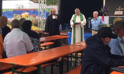 Ökumenisch auf dem Wiesenmarkt: (von links) Pfarrer Christopher Kloß, Pfarrer Theodor Höhn und Peter Heiligenthal.
- Foto: Bernhard Bergmann
